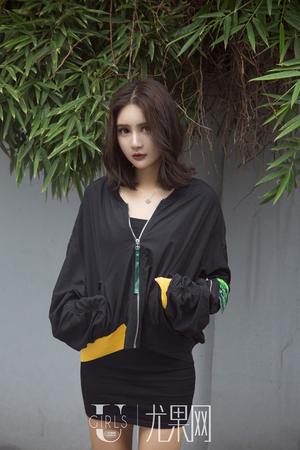 [Ugirls尤果网]U388_嫩模尹菲私房黑色紧身裙+三点式内衣秀完美身材火辣诱惑写真65P