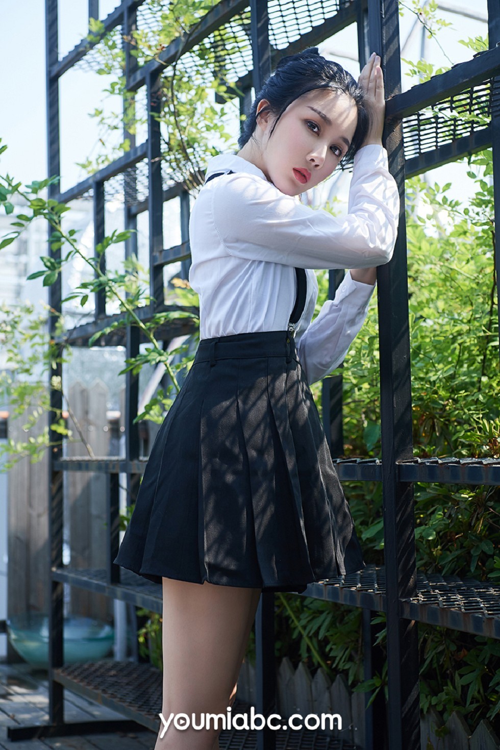 [YouMi尤蜜]Vol.199_嫩模子怡私房床上黑色内衣半脱露豪乳黑桃遮点撩人诱惑写真44P