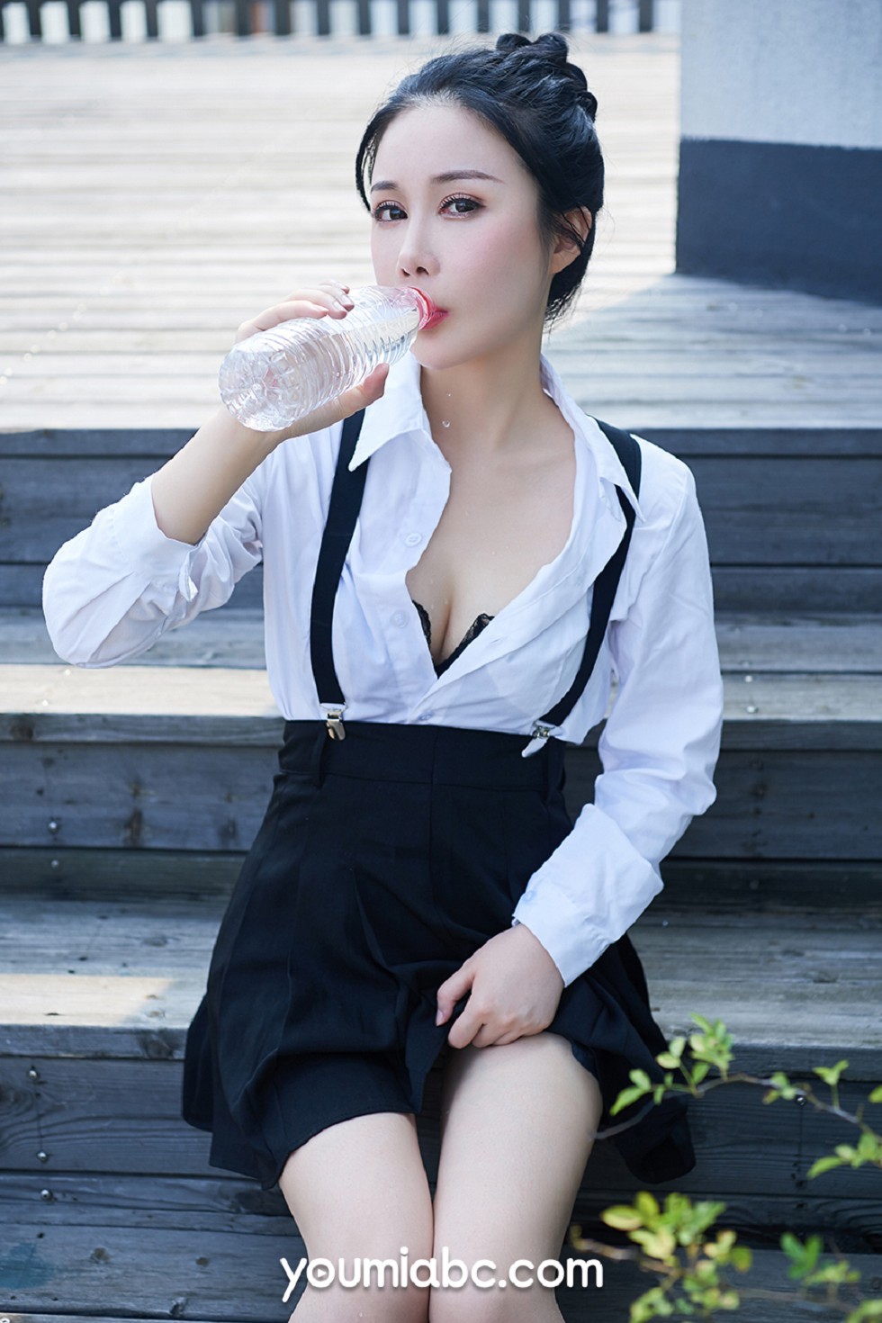 [YouMi尤蜜]Vol.199_嫩模子怡私房床上黑色内衣半脱露豪乳黑桃遮点撩人诱惑写真44P