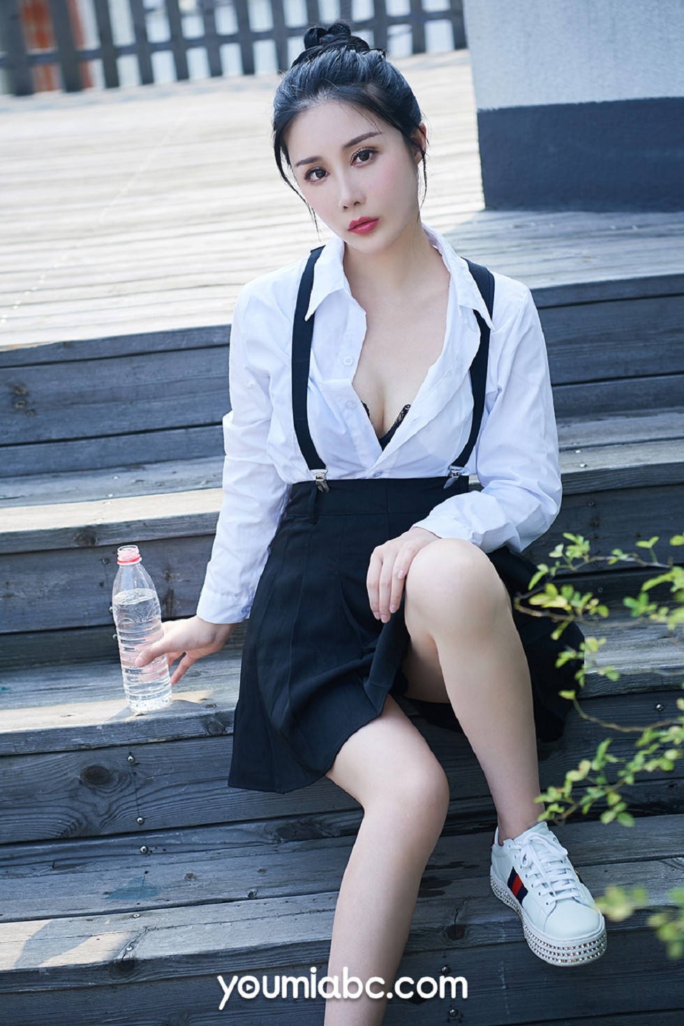 [YouMi尤蜜]Vol.199_嫩模子怡私房床上黑色内衣半脱露豪乳黑桃遮点撩人诱惑写真44P