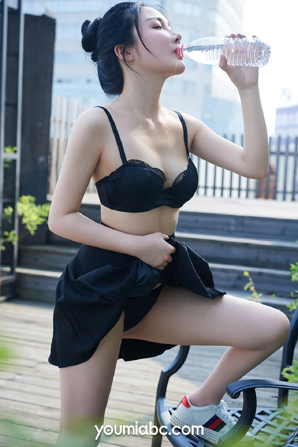 [YouMi尤蜜]Vol.199_嫩模子怡私房床上黑色内衣半脱露豪乳黑桃遮点撩人诱惑写真44P