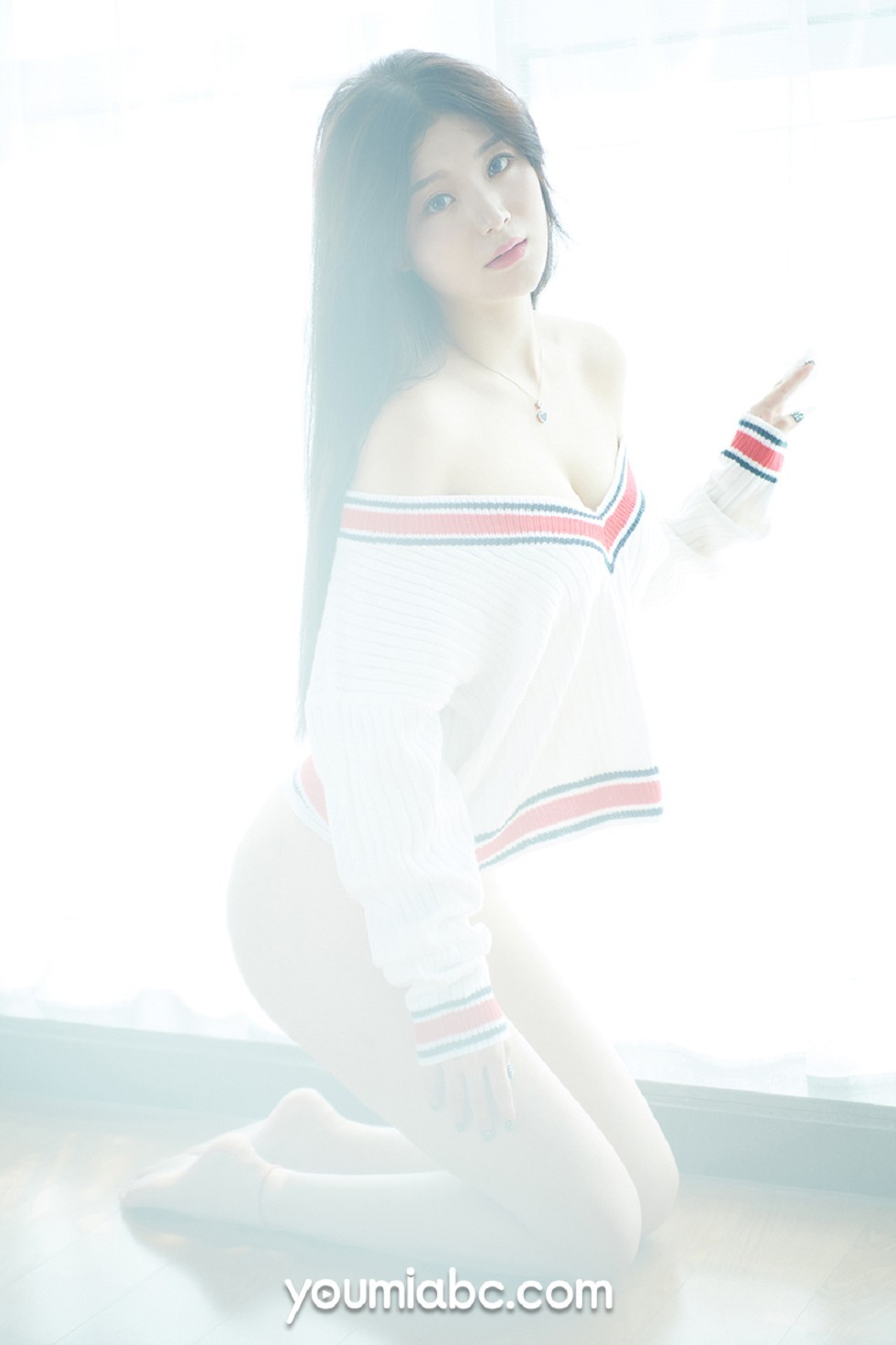 [YouMi尤蜜]Vol.211_模特嫩嫩私房白色蕾丝内衣配白丝袜秀完美身材诱惑写真56P