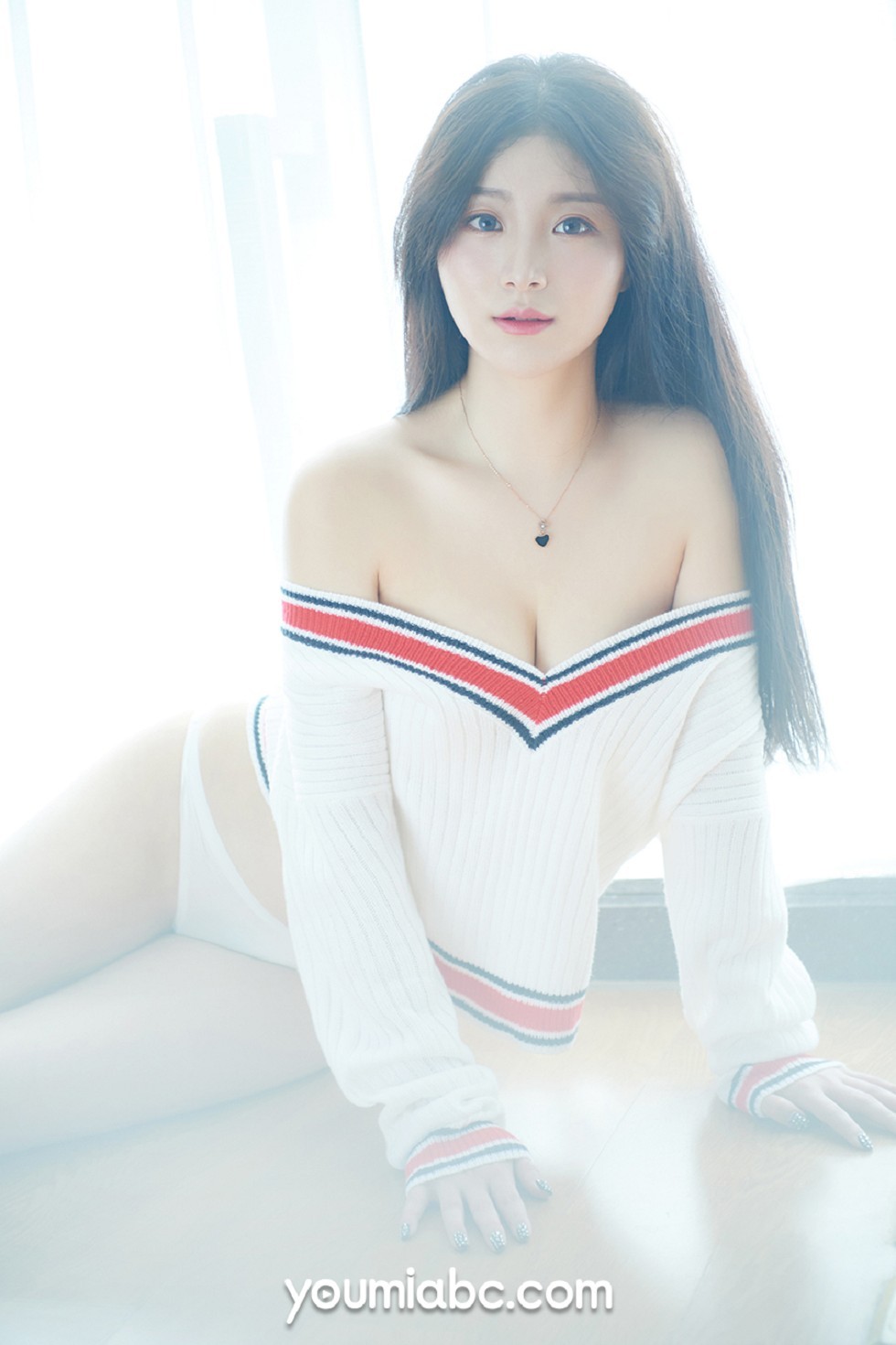 [YouMi尤蜜]Vol.211_模特嫩嫩私房白色蕾丝内衣配白丝袜秀完美身材诱惑写真56P