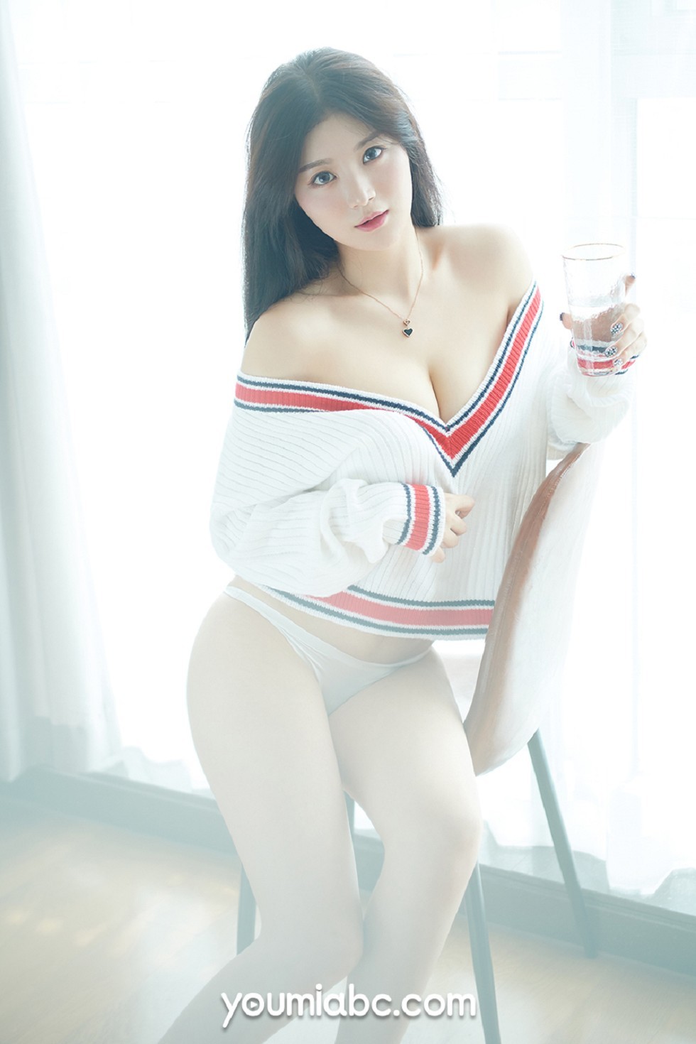 [YouMi尤蜜]Vol.211_模特嫩嫩私房白色蕾丝内衣配白丝袜秀完美身材诱惑写真56P