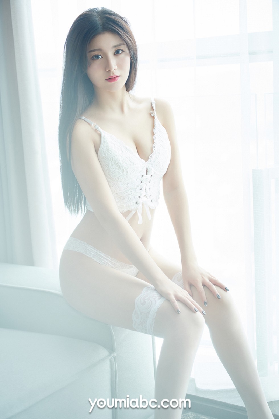 [YouMi尤蜜]Vol.211_模特嫩嫩私房白色蕾丝内衣配白丝袜秀完美身材诱惑写真56P
