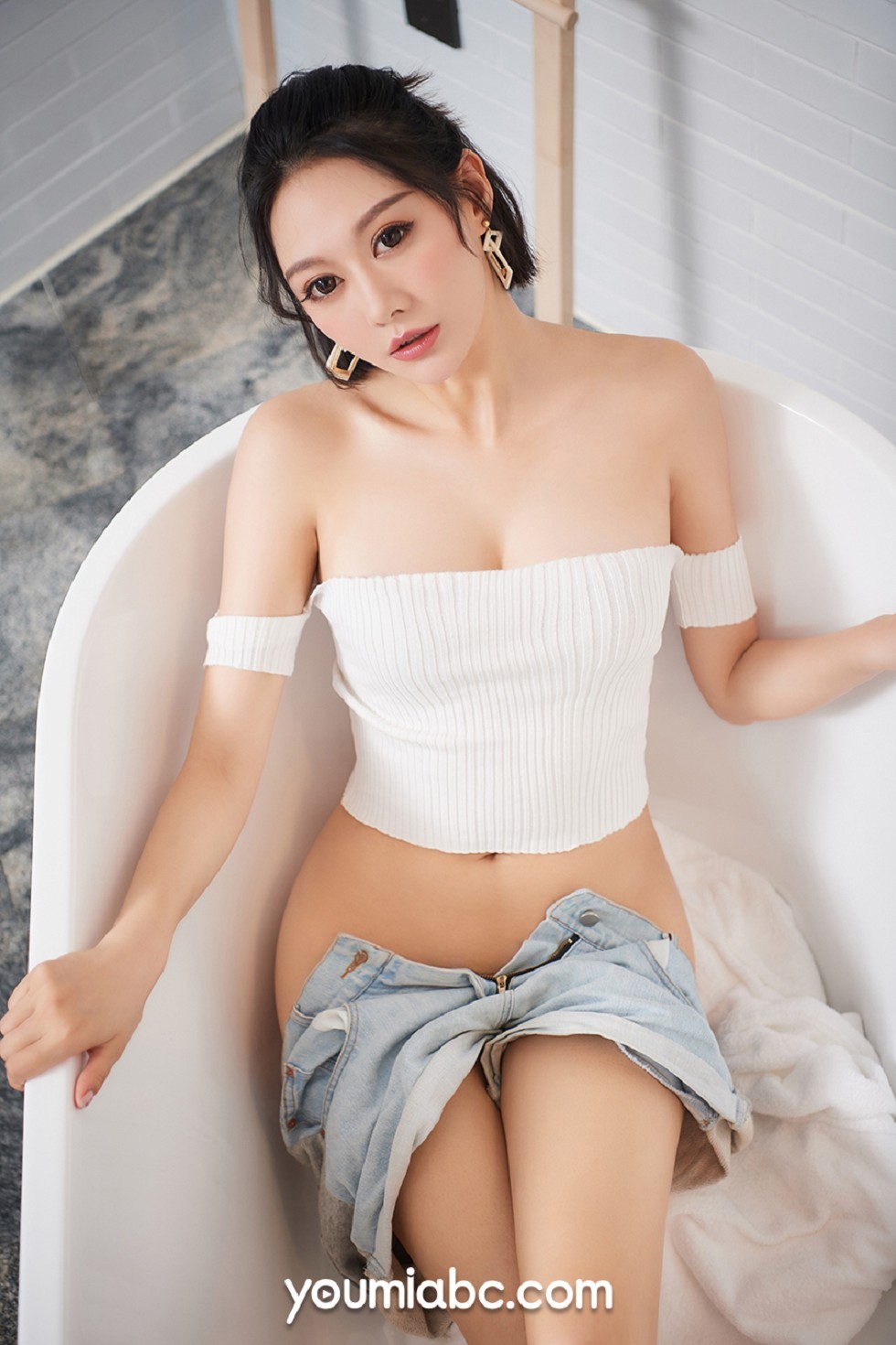 [YouMi尤蜜]Vol.215_嫩模艺轩私房白色高叉连体内衣秀白嫩翘臀撩人诱惑写真34P