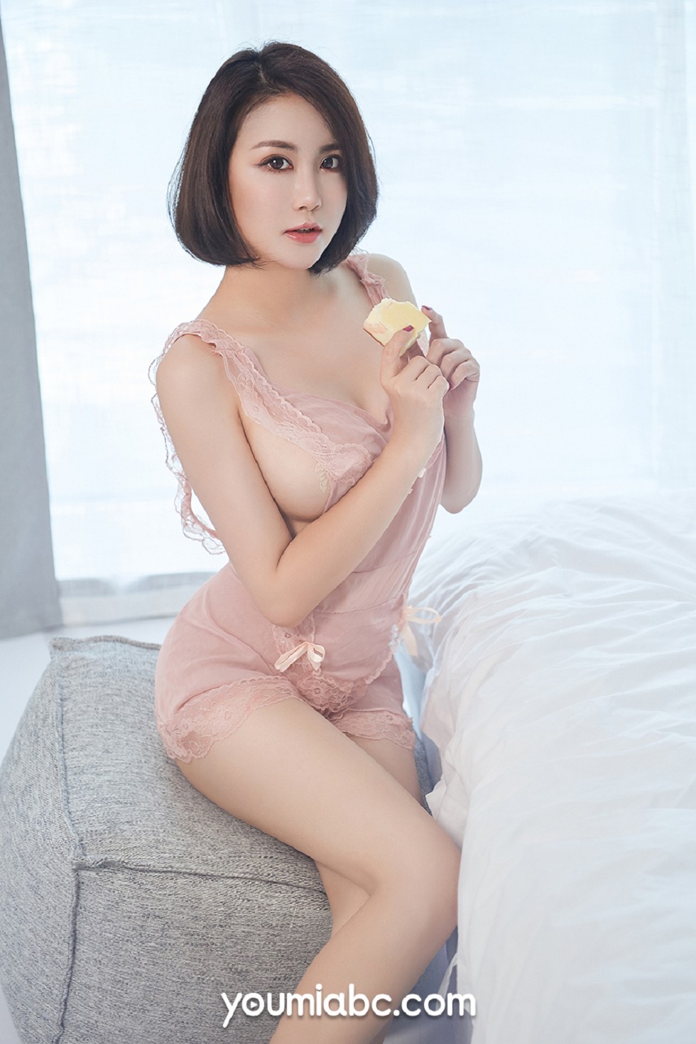 [YouMi尤蜜]Vol.216_嫩模乔雪私房粉色睡裙半脱真空露傲人豪乳遮点极致诱惑写真51P
