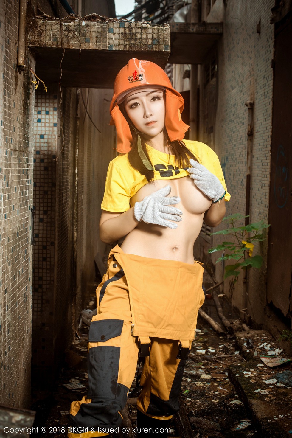 [DKGirl御女郎]Vol.077_嫩模媛美人真空工装+全裸上身露丰乳肥臀惹火诱惑写真50P