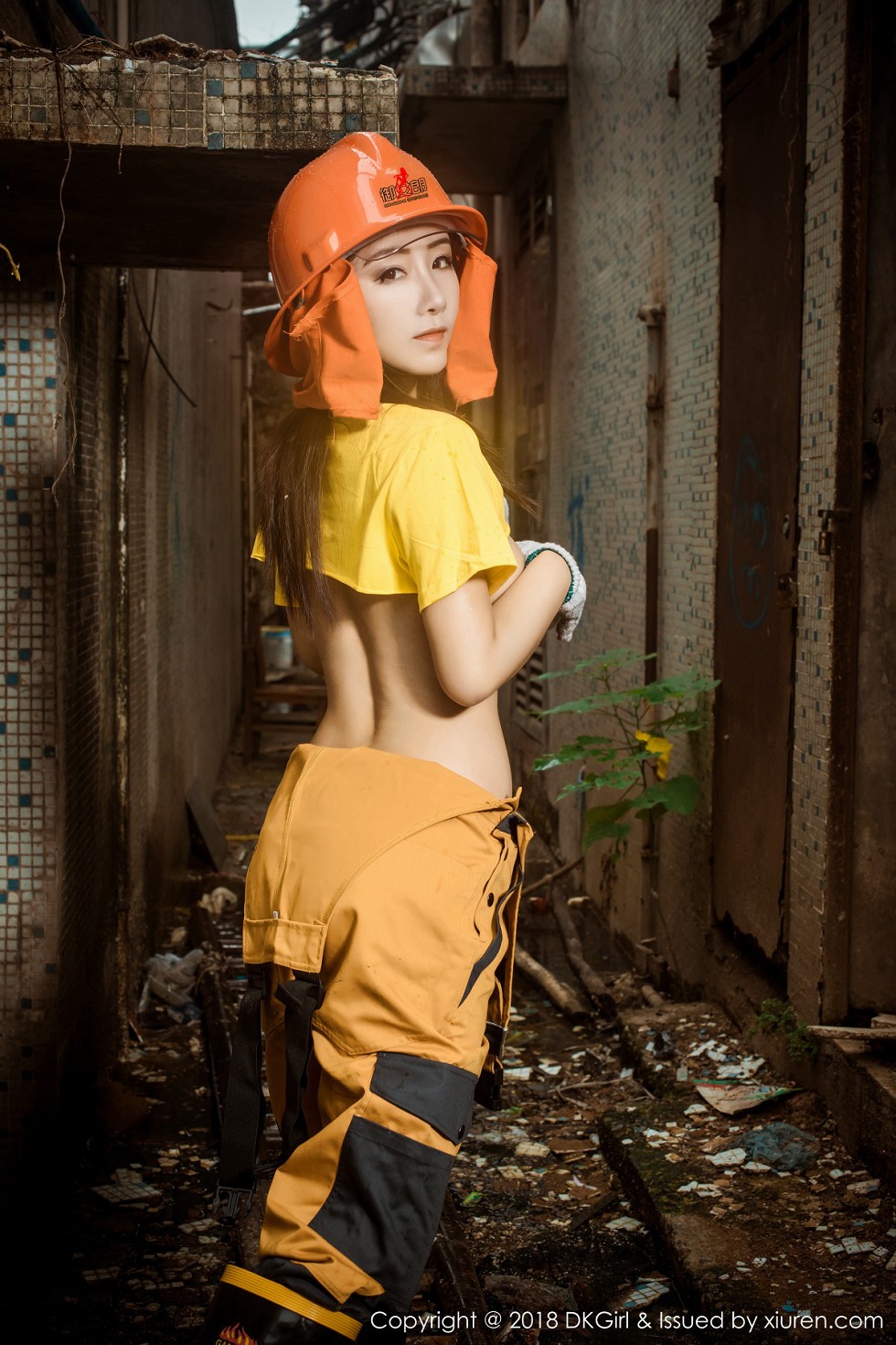 [DKGirl御女郎]Vol.077_嫩模媛美人真空工装+全裸上身露丰乳肥臀惹火诱惑写真50P