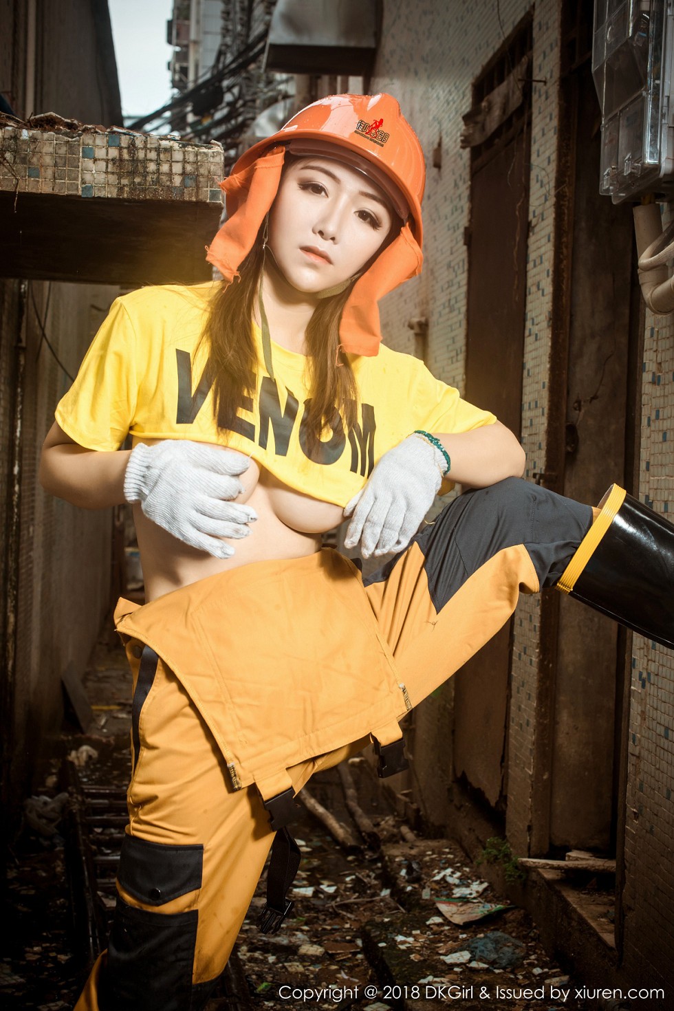 [DKGirl御女郎]Vol.077_嫩模媛美人真空工装+全裸上身露丰乳肥臀惹火诱惑写真50P