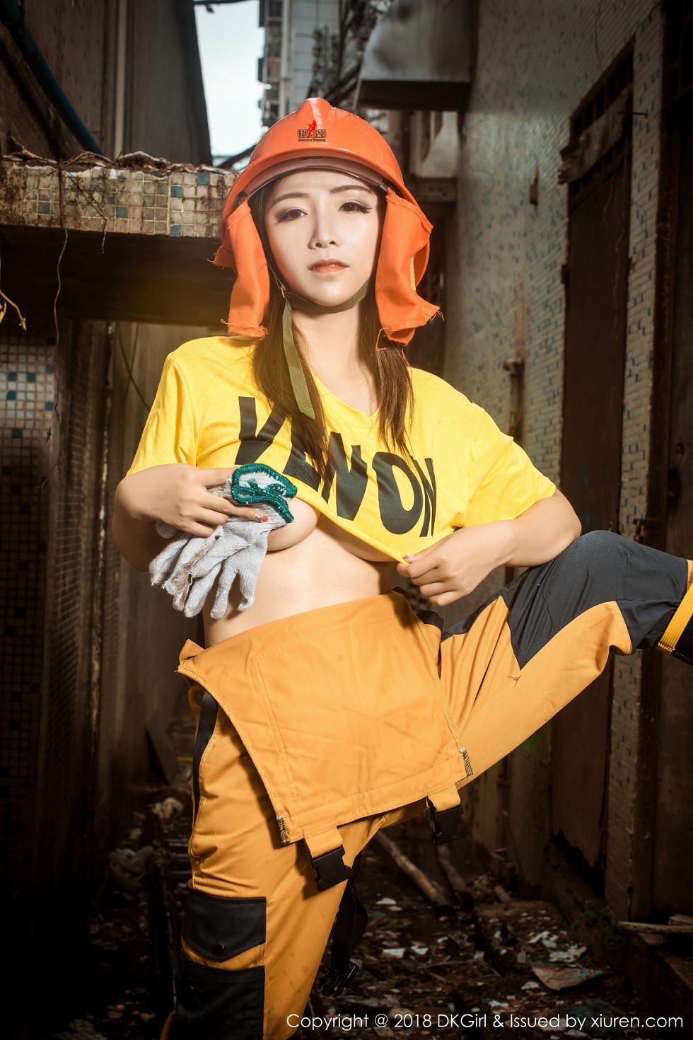 [DKGirl御女郎]Vol.077_嫩模媛美人真空工装+全裸上身露丰乳肥臀惹火诱惑写真50P