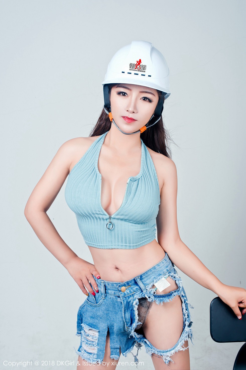 [DKGirl御女郎]Vol.077_嫩模媛美人真空工装+全裸上身露丰乳肥臀惹火诱惑写真50P
