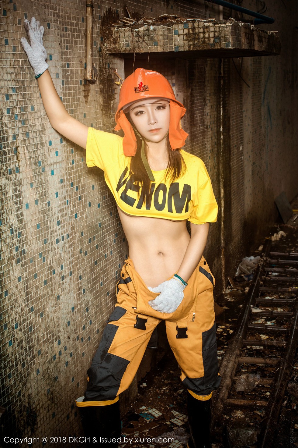 [DKGirl御女郎]Vol.077_嫩模媛美人真空工装+全裸上身露丰乳肥臀惹火诱惑写真50P