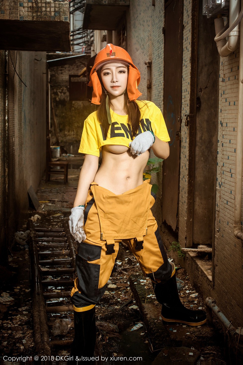 [DKGirl御女郎]Vol.077_嫩模媛美人真空工装+全裸上身露丰乳肥臀惹火诱惑写真50P