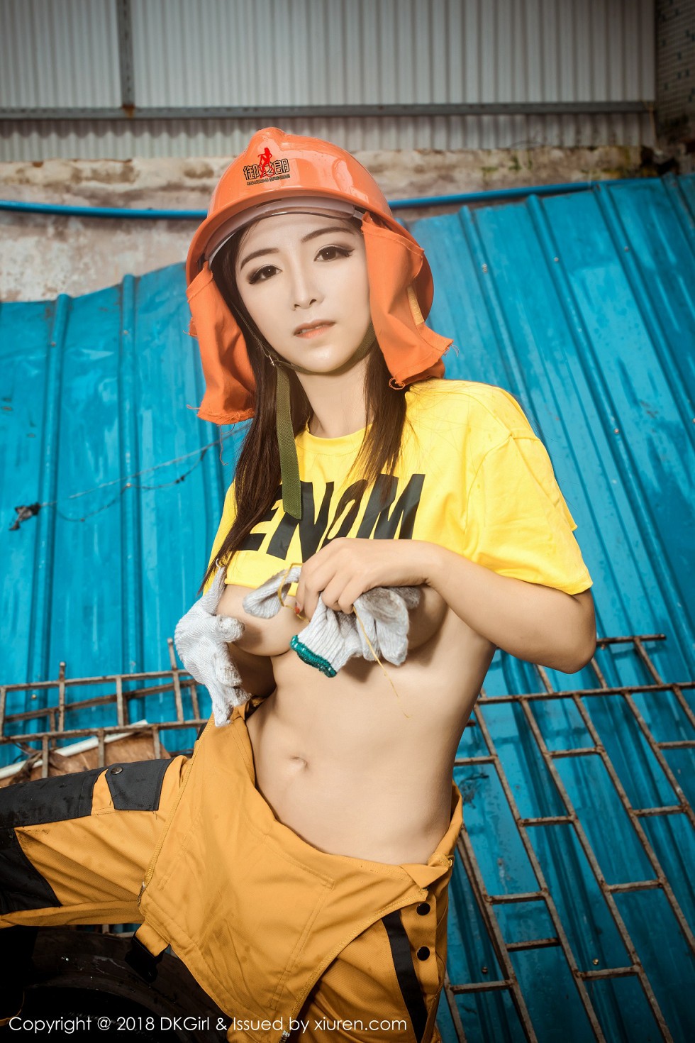 [DKGirl御女郎]Vol.077_嫩模媛美人真空工装+全裸上身露丰乳肥臀惹火诱惑写真50P