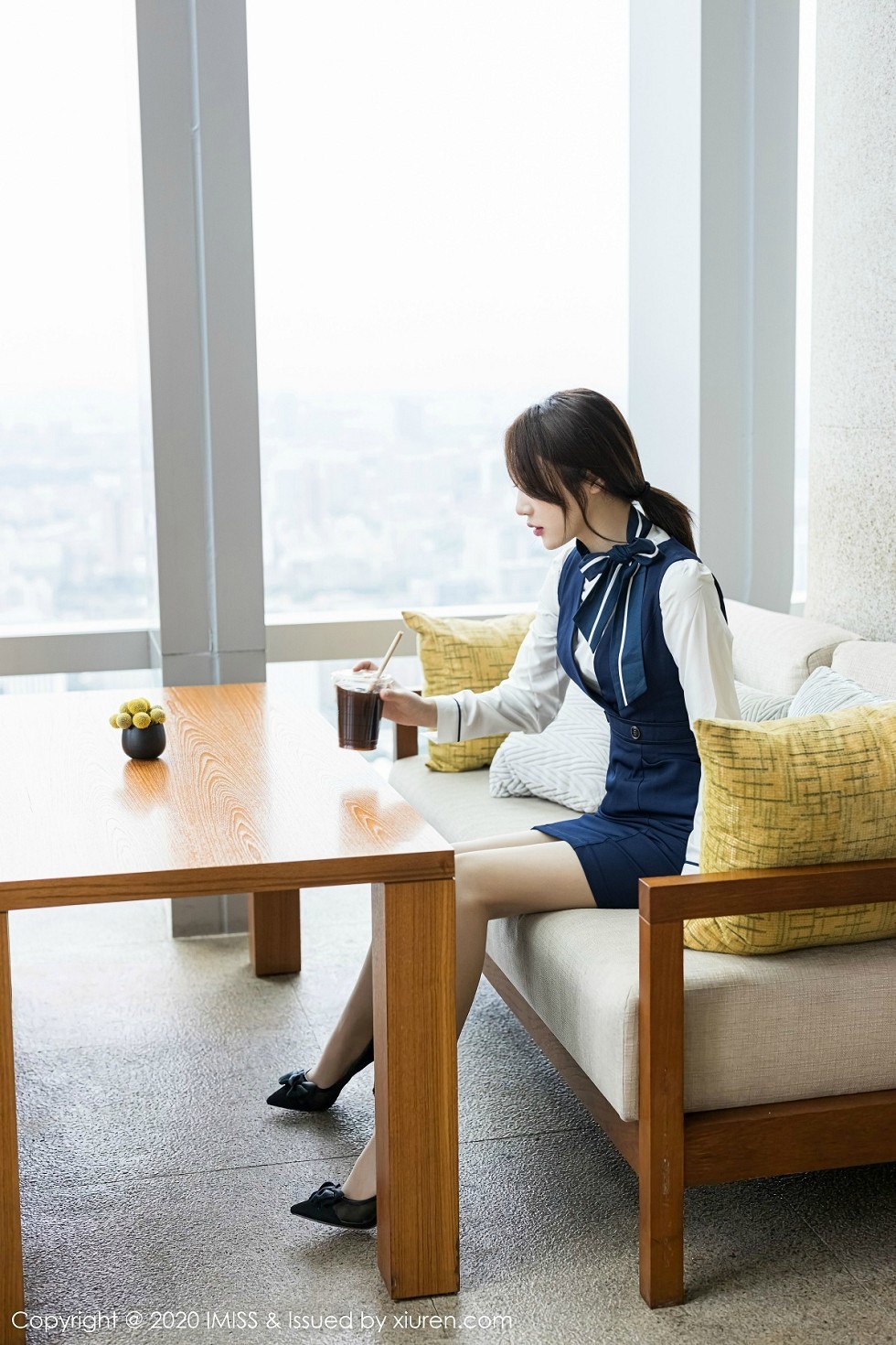 [IMISS爱蜜社]Vol.468_嫩模九月生私房脱职业制服露黑色内衣配肉丝袜诱惑写真86P