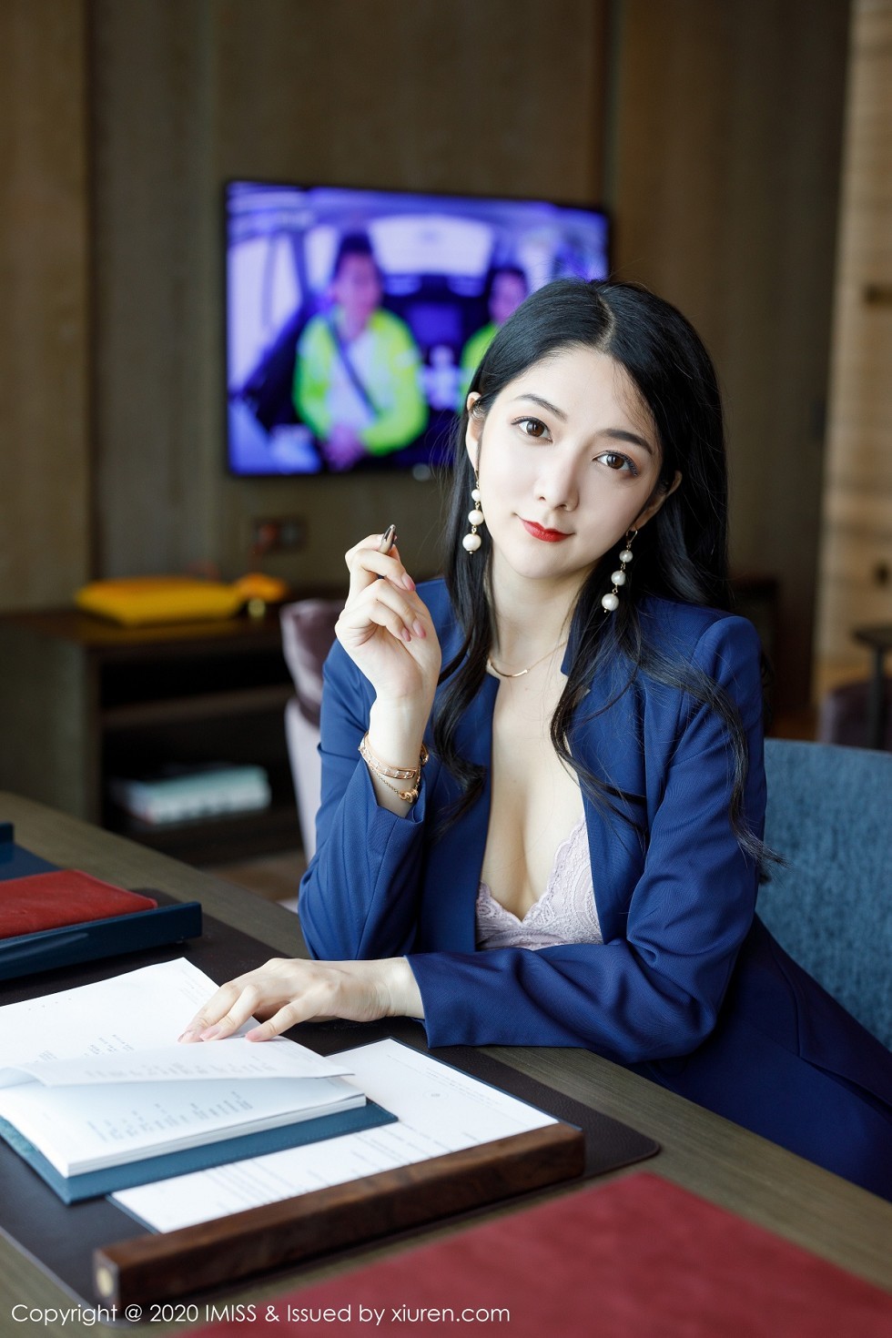 [IMISS爱蜜社]Vol.471_女神Angela小热巴经典职业秘书装半脱露性感内衣诱惑写真68P