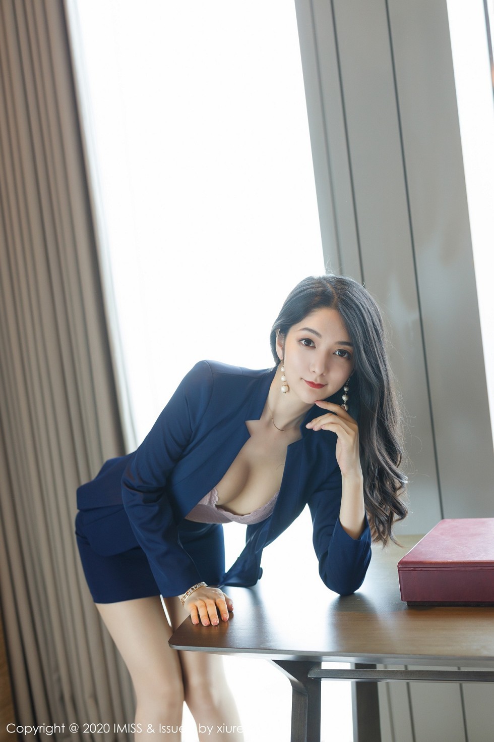 [IMISS爱蜜社]Vol.471_女神Angela小热巴经典职业秘书装半脱露性感内衣诱惑写真68P
