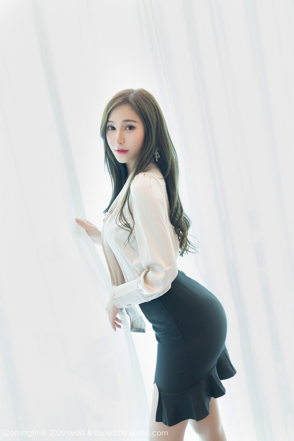 [IMISS爱蜜社]Vol.475_气质女神Lavinia私房床上性感内衣秀火辣身材完美诱惑写真52P