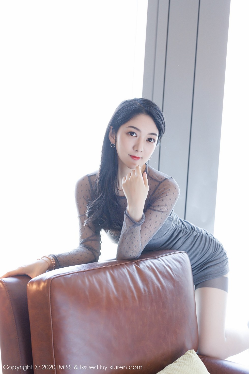 [IMISS爱蜜社]Vol.479_女神Angela小热巴灰色风格服饰+性感红色内衣秀完美身材写真64P