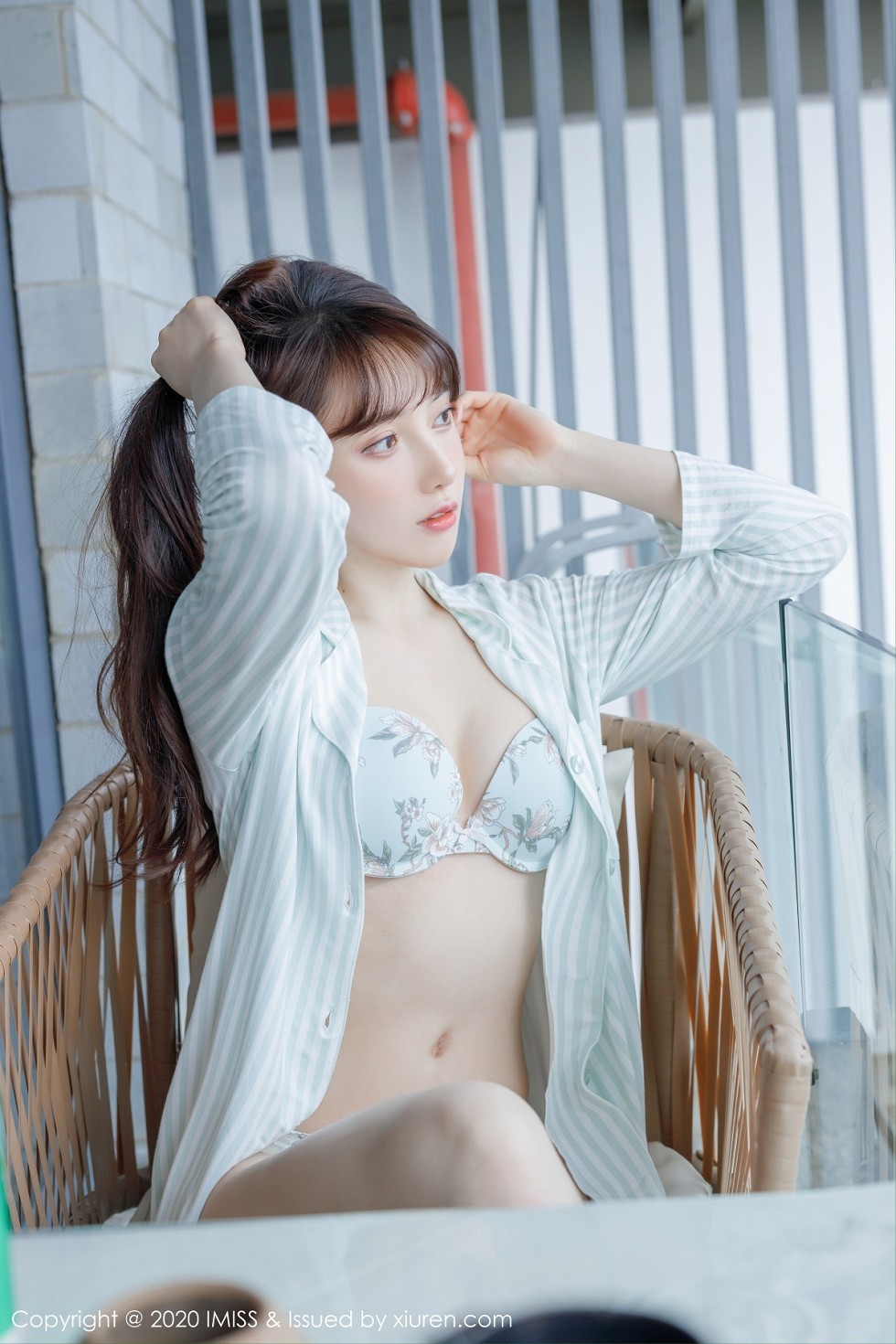 [IMISS爱蜜社]Vol.481_女神Lynn刘奕宁私房床上性感衬衣半脱秀完美身材诱惑写真24P