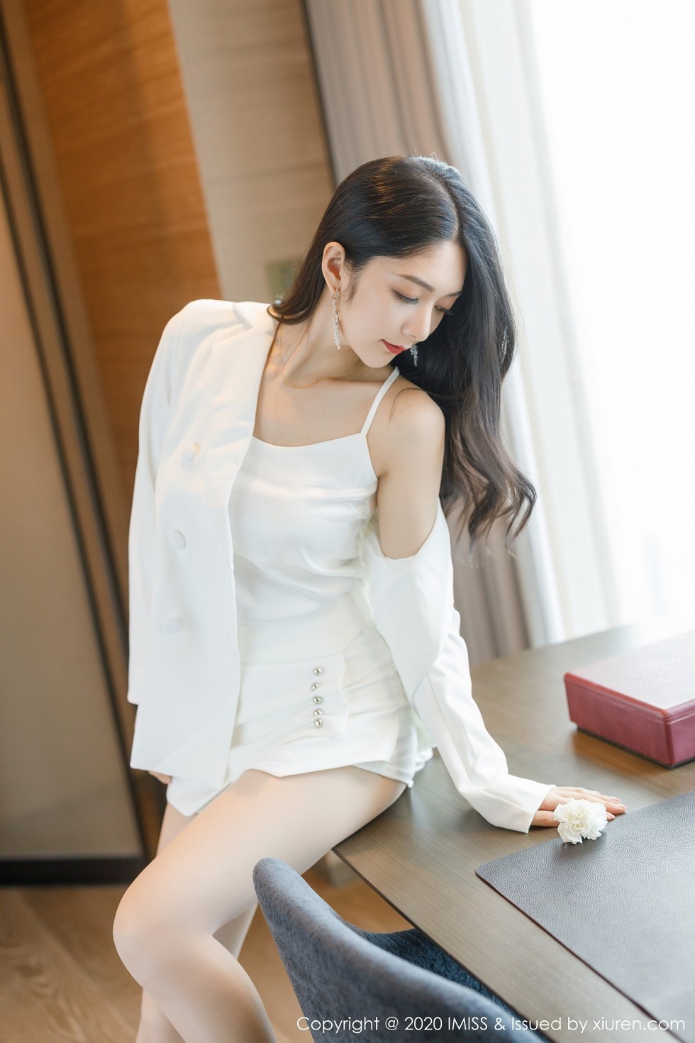 [IMISS爱蜜社]Vol.484_女神Angela小热巴私房性感白色睡裙配肉丝裤袜撩人诱惑写真73P