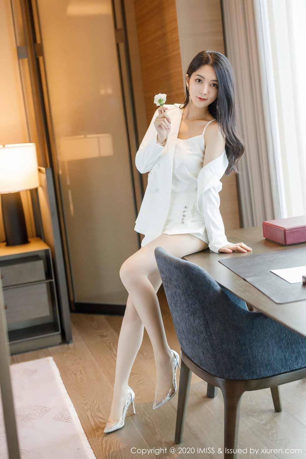 [IMISS爱蜜社]Vol.484_女神Angela小热巴私房性感白色睡裙配肉丝裤袜撩人诱惑写真73P