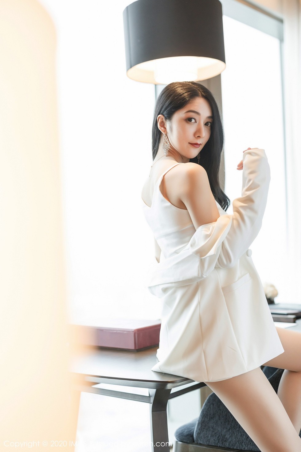 [IMISS爱蜜社]Vol.484_女神Angela小热巴私房性感白色睡裙配肉丝裤袜撩人诱惑写真73P