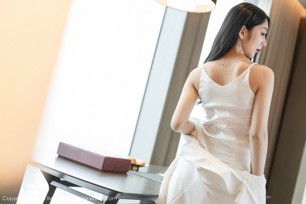 [IMISS爱蜜社]Vol.484_女神Angela小热巴私房性感白色睡裙配肉丝裤袜撩人诱惑写真73P