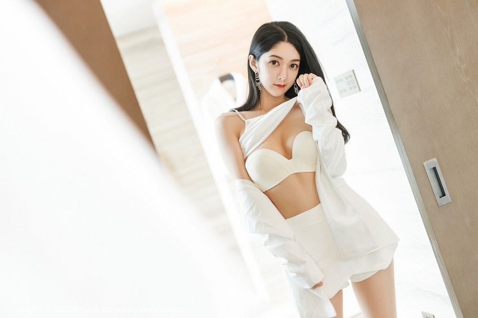 [IMISS爱蜜社]Vol.484_女神Angela小热巴私房性感白色睡裙配肉丝裤袜撩人诱惑写真73P