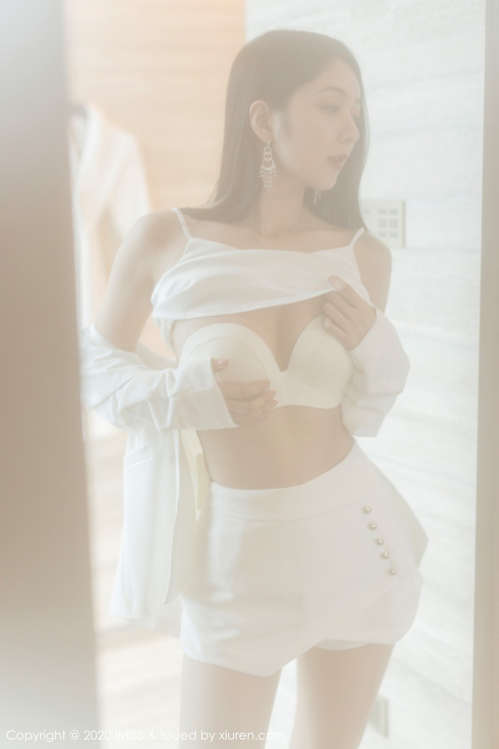 [IMISS爱蜜社]Vol.484_女神Angela小热巴私房性感白色睡裙配肉丝裤袜撩人诱惑写真73P