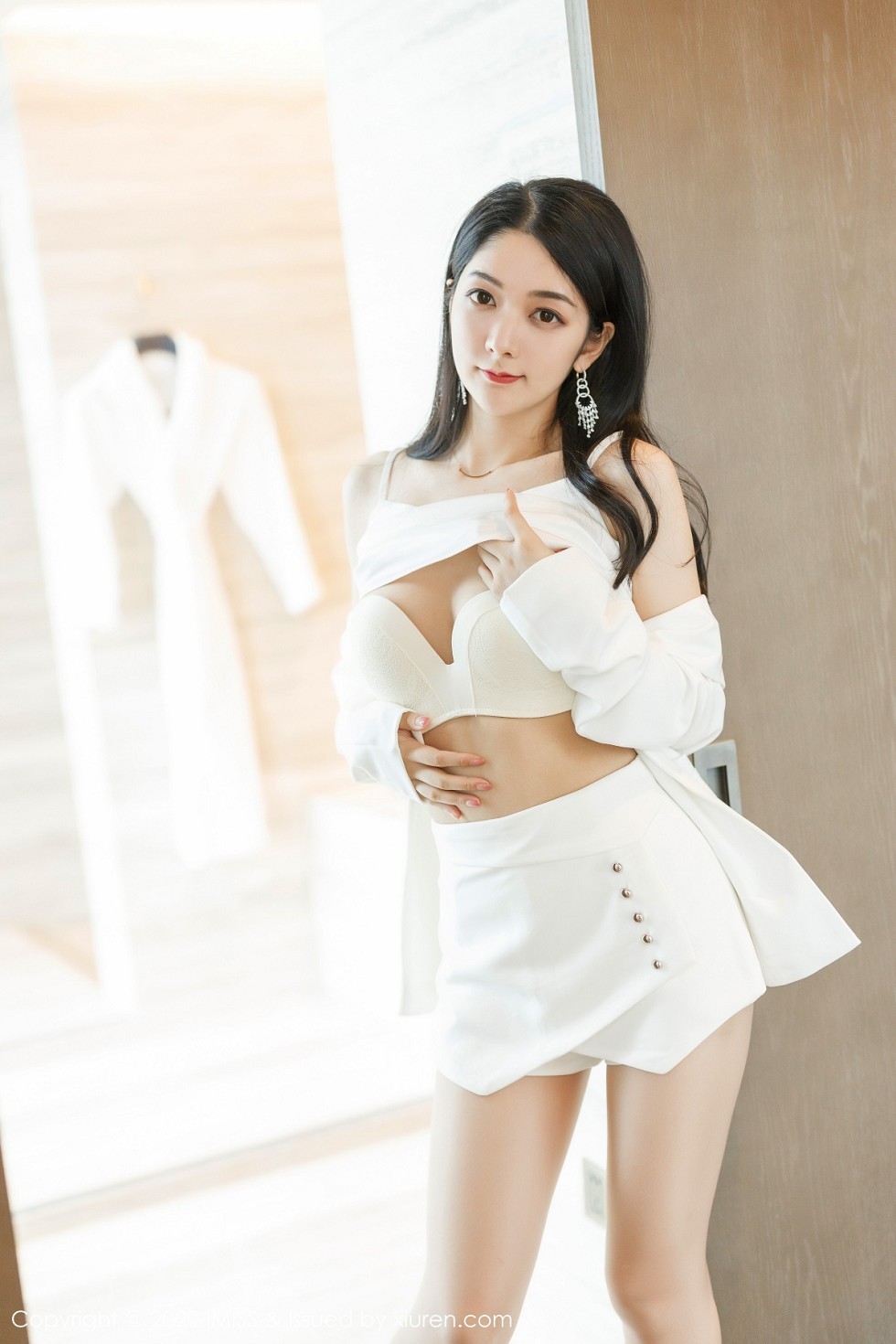 [IMISS爱蜜社]Vol.484_女神Angela小热巴私房性感白色睡裙配肉丝裤袜撩人诱惑写真73P