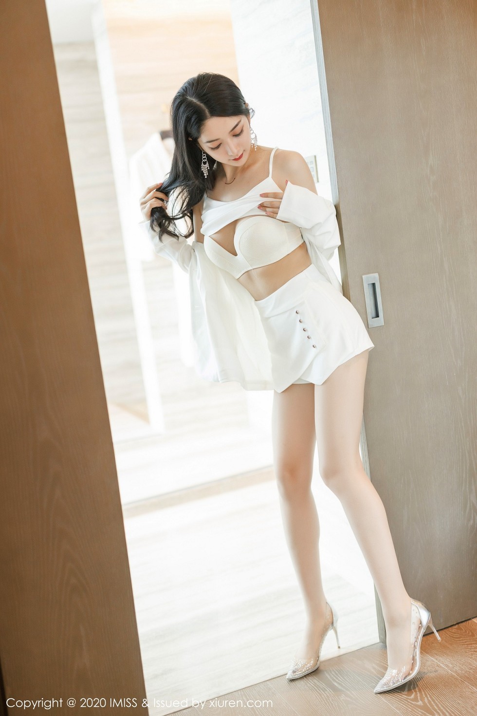 [IMISS爱蜜社]Vol.484_女神Angela小热巴私房性感白色睡裙配肉丝裤袜撩人诱惑写真73P