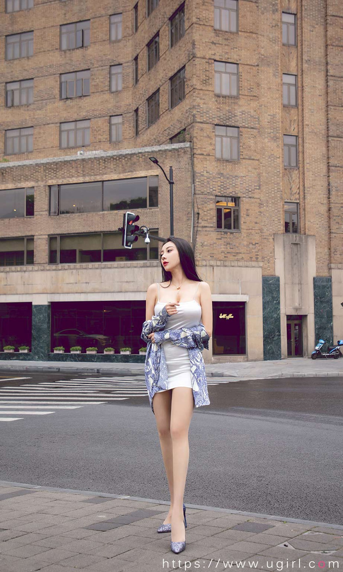 [Ugirls爱尤物]No.1888_嫩模果儿Victoria户外性感白色吊裙秀完美身材诱惑写真35P