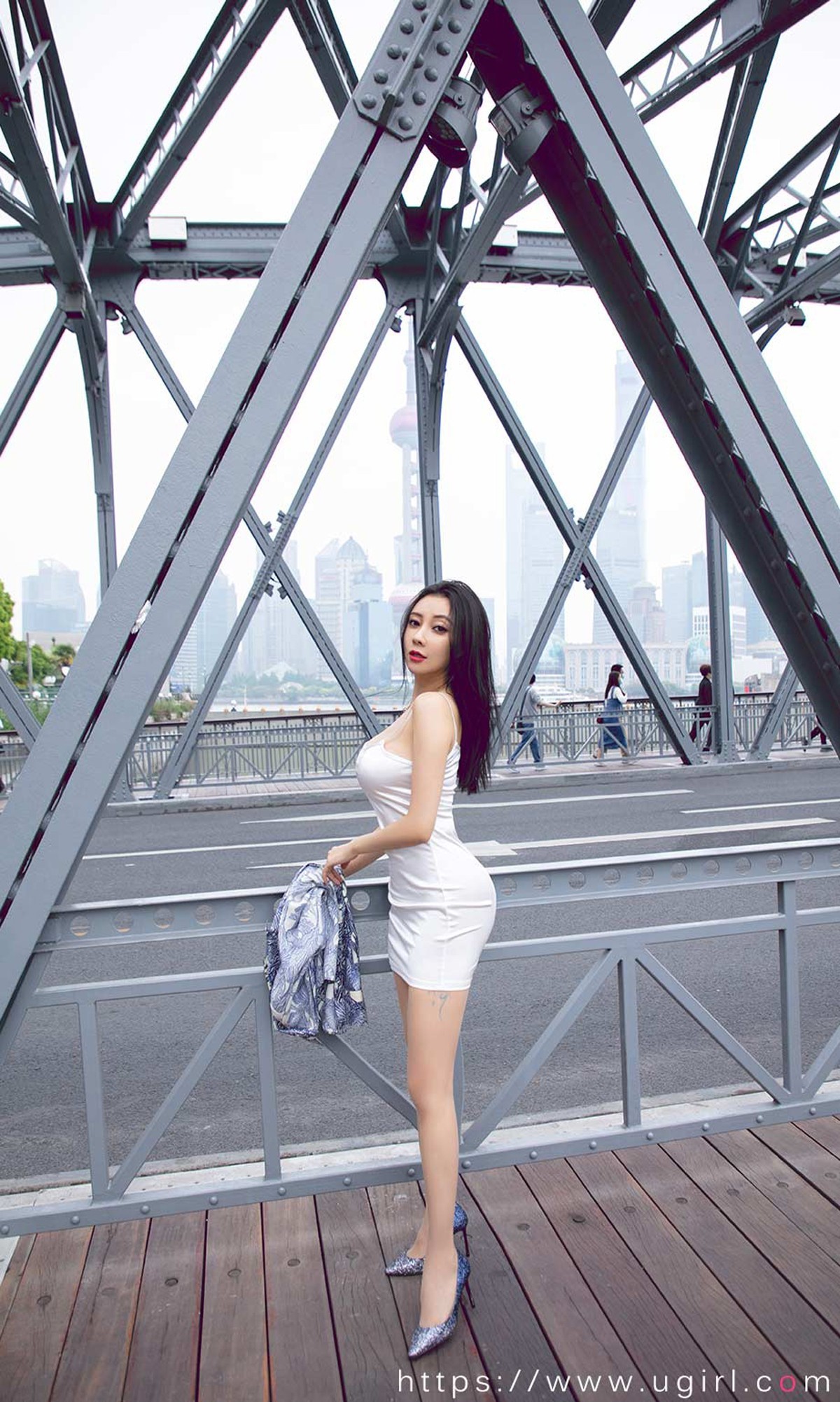[Ugirls爱尤物]No.1888_嫩模果儿Victoria户外性感白色吊裙秀完美身材诱惑写真35P