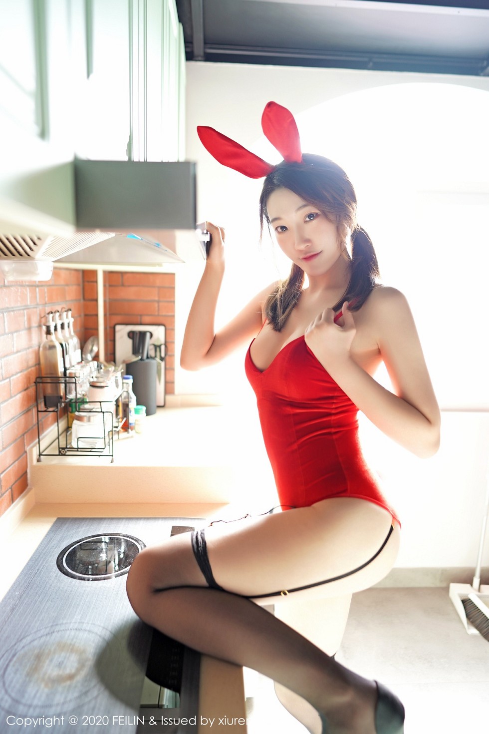 [FeiLin嗲囡囡]VOL.226_嫩模A.小熊猫私房红色兔女郎配吊带黑丝秀完美身材诱惑写真77P