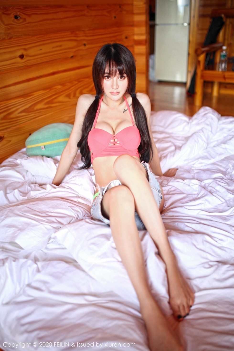 [FeiLin嗲囡囡]VOL.233_嫩模Cheryl青树泳池边性感比基尼+私房黑丝主题完美诱惑写真100P