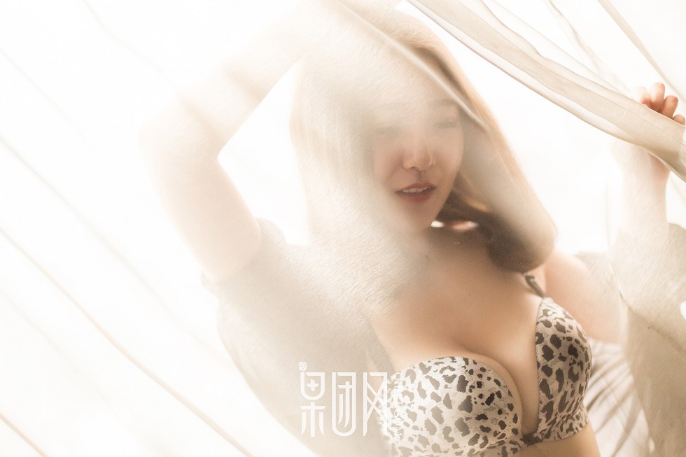 [GIRLT果团网]NO.139_黑色薄纱嫩模妹子私房豹纹内衣+红色吊带睡衣秀豪乳诱惑写真45P