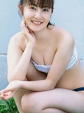 蓝色海滩阳光下的珍品美体少女