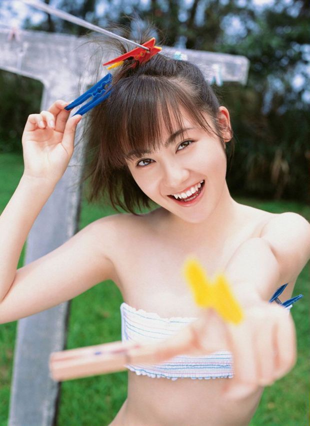 蓝色海滩阳光下的极品美体少女(图2)