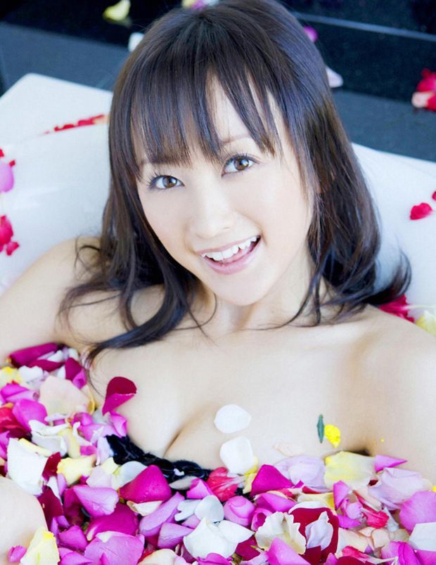 美女小松彩夏迷你裙不离花瓣浴(图9)