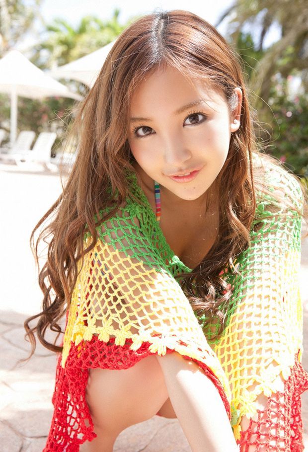 清凉泳装姐妹花水池边嬉戏(图2)