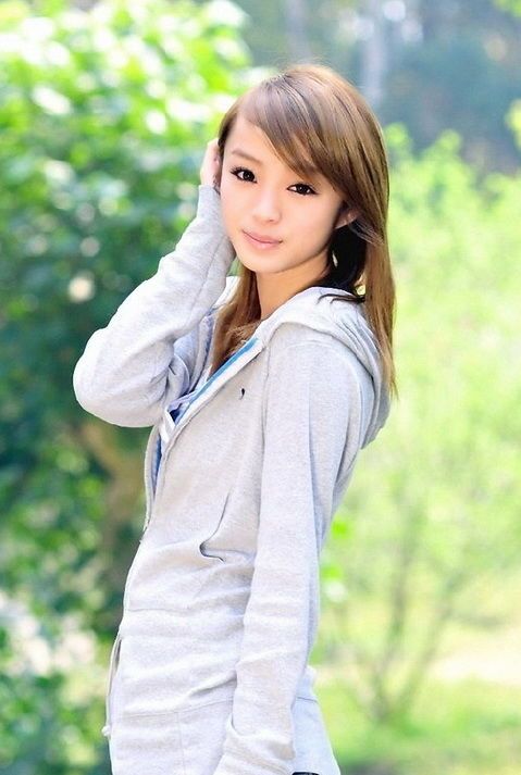 90后清纯美眉黄诗思私房照(图2)