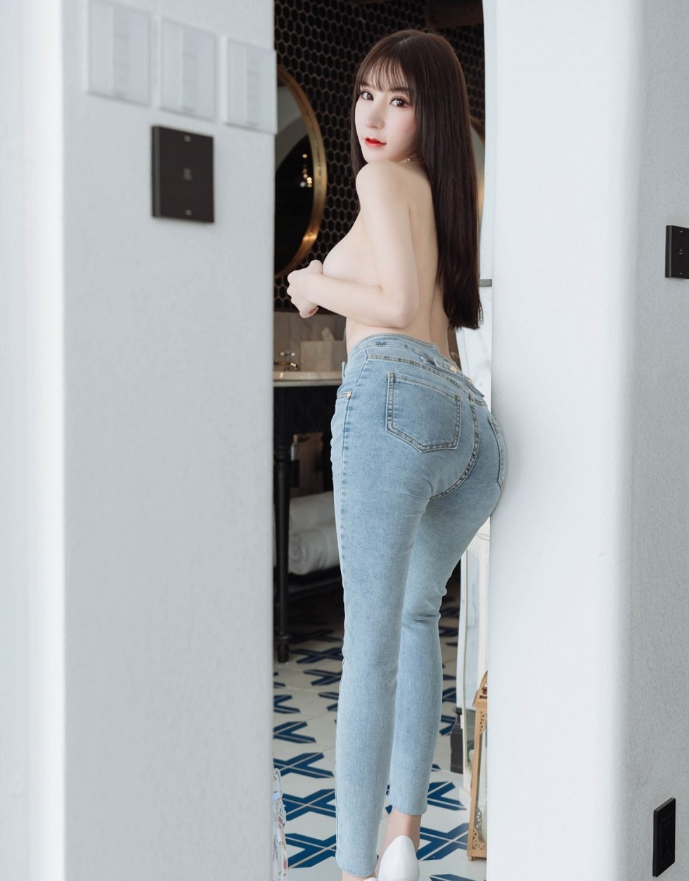 [HuaYang花漾]Vol.246_女神周于希Sandy云南旅拍私房无内肉丝裤袜秀翘臀惹火诱惑写真70P