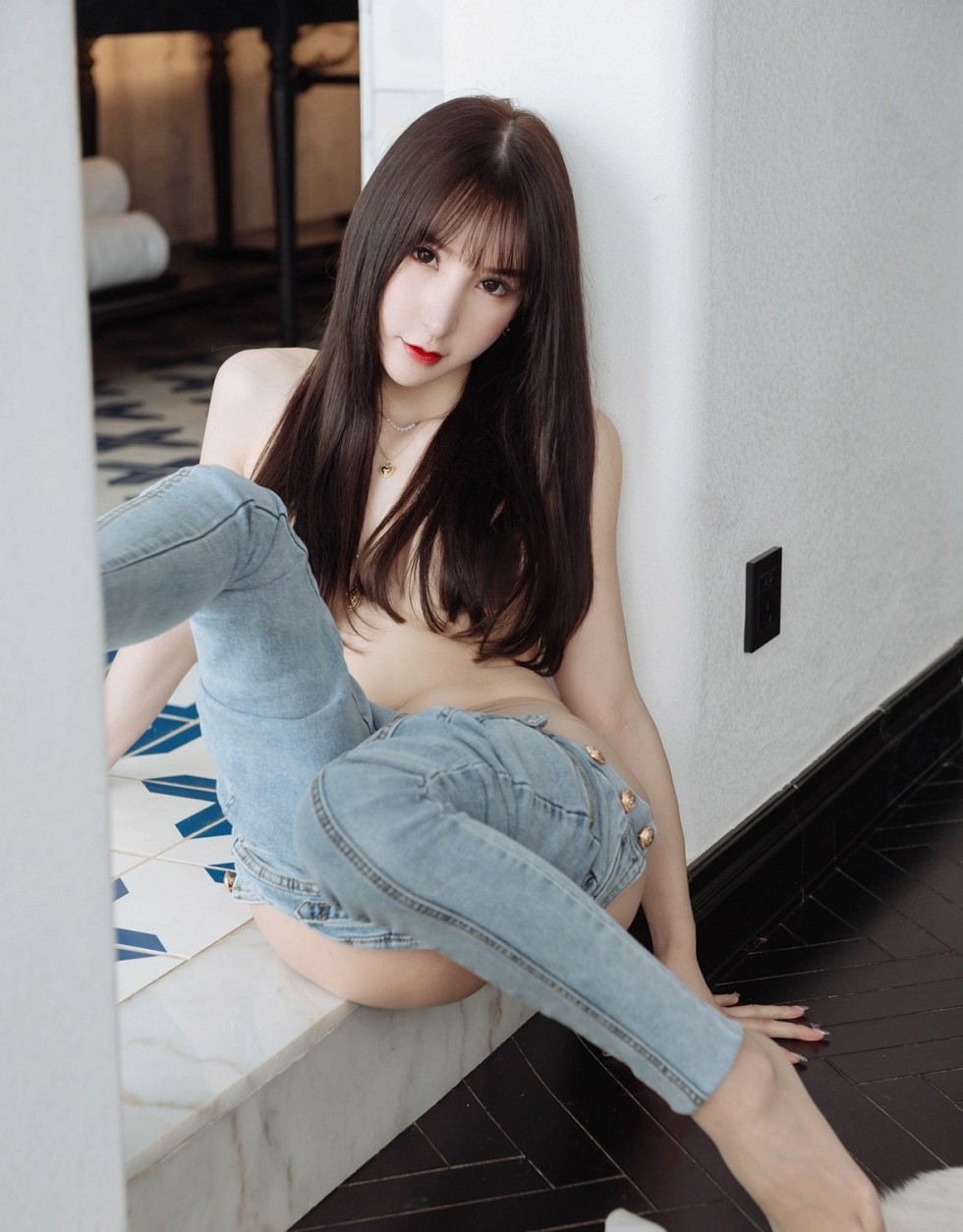 [HuaYang花漾]Vol.246_女神周于希Sandy云南旅拍私房无内肉丝裤袜秀翘臀惹火诱惑写真70P