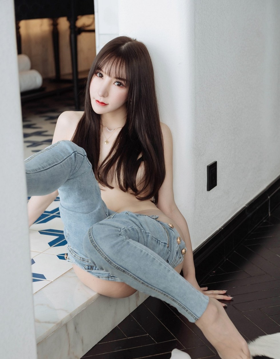 [HuaYang花漾]Vol.246_女神周于希Sandy云南旅拍私房无内肉丝裤袜秀翘臀惹火诱惑写真70P