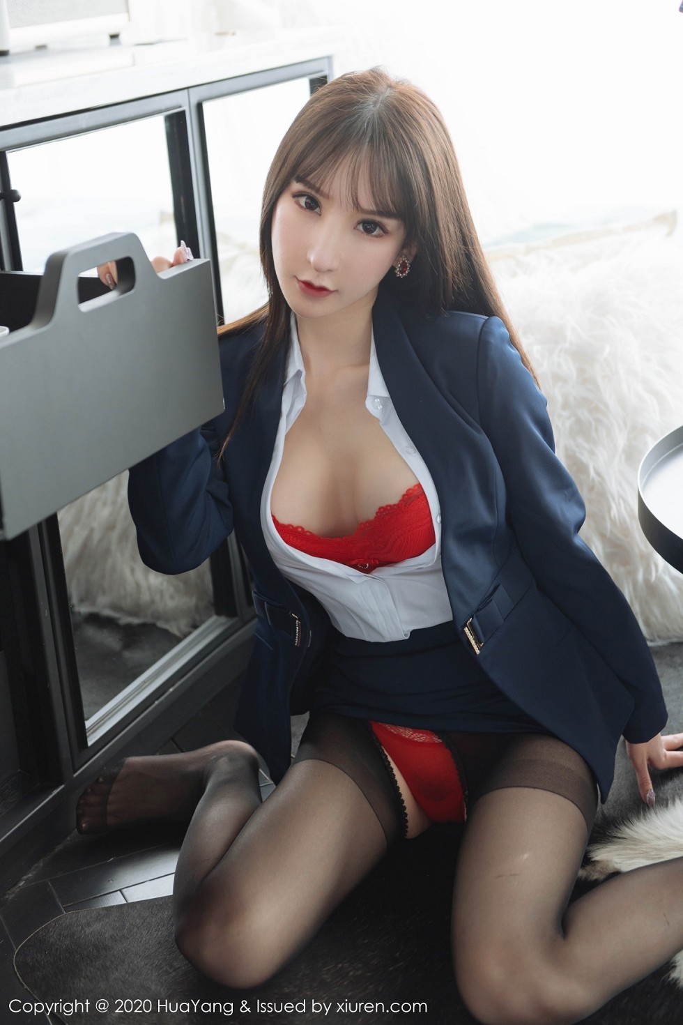 [HuaYang花漾]Vol.247_女神周于希云南旅拍私人管家主题开档黑丝裤袜诱惑写真65P