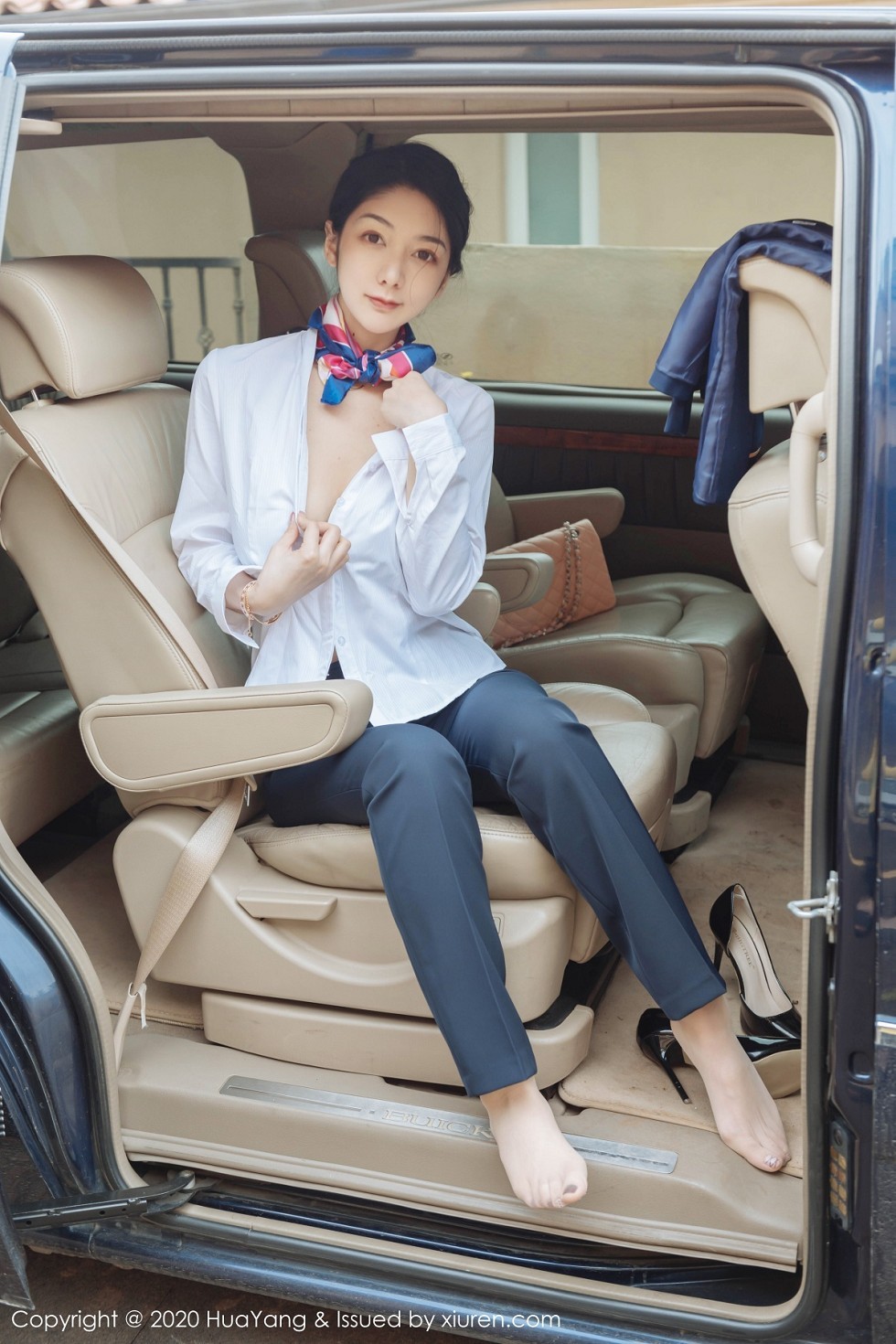 [HuaYang花漾]Vol.248_女神Angela小热巴云南旅拍职业装车拍开档肉丝裤袜诱惑写真53P