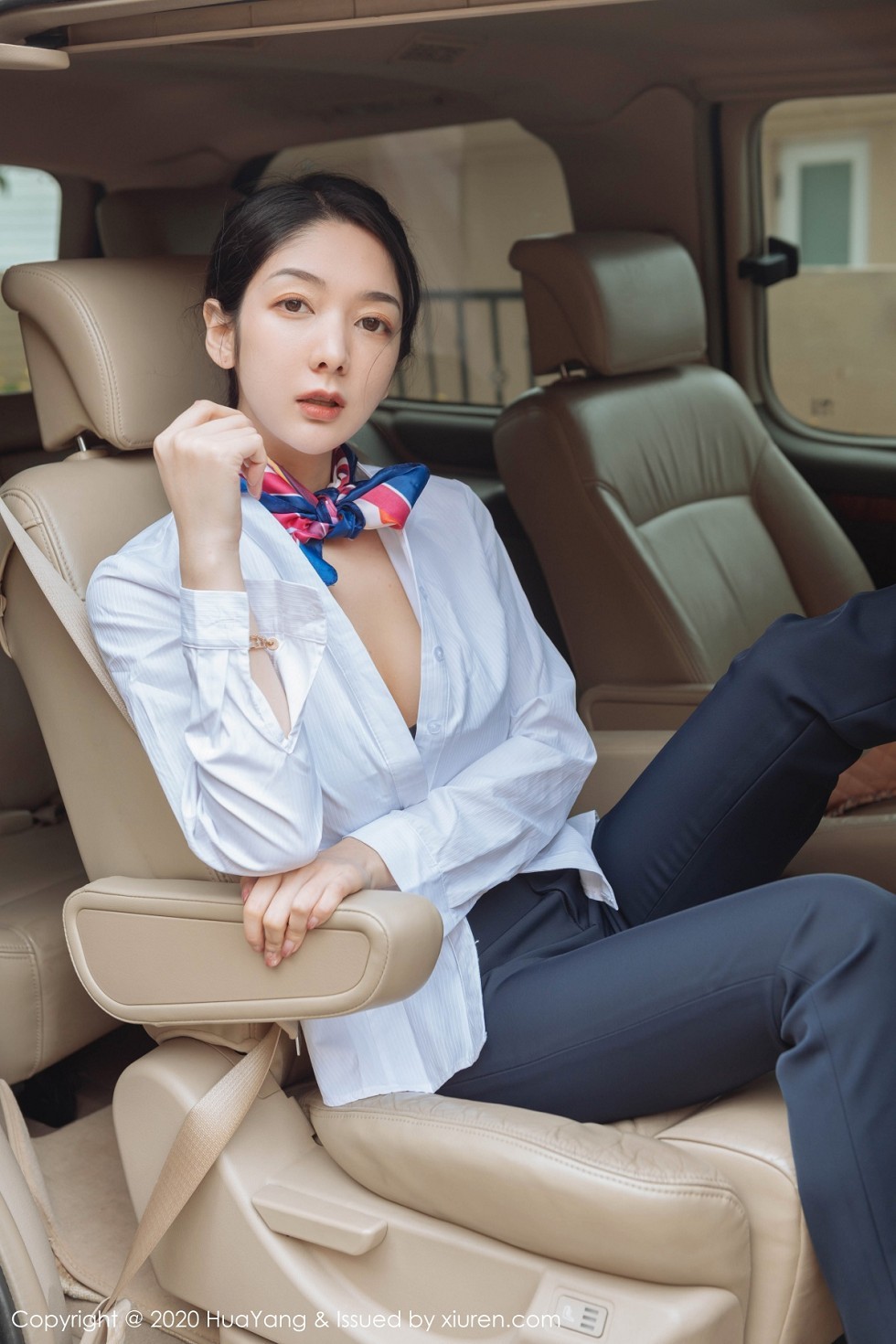 [HuaYang花漾]Vol.248_女神Angela小热巴云南旅拍职业装车拍开档肉丝裤袜诱惑写真53P