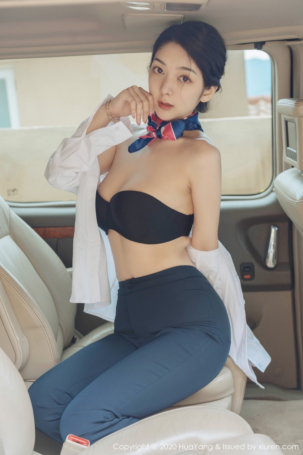 [HuaYang花漾]Vol.248_女神Angela小热巴云南旅拍职业装车拍开档肉丝裤袜诱惑写真53P